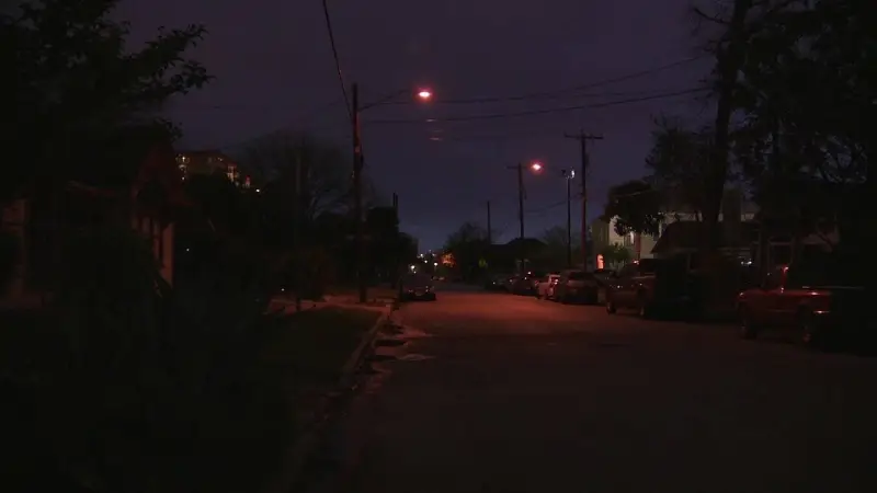 dim street lighting