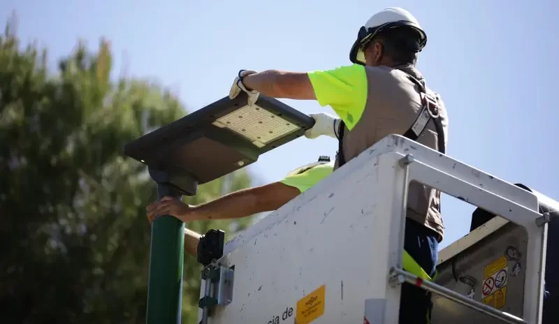 maintaining village solar street light
